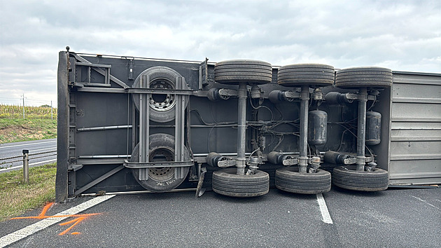 D8 před Prahou uzavřela nehoda kamionu vezoucího náklaďák, prorazil svodidla