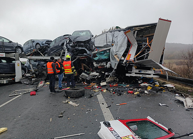 Děsivě vyhlížející nehoda. D8 zastavil karambol tří kamionů, jeden převážel auta
