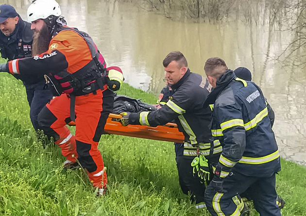 V bažinách na hranici Bosny uvázly desítky běženců, Chorvaté rozjeli záchrannou operaci