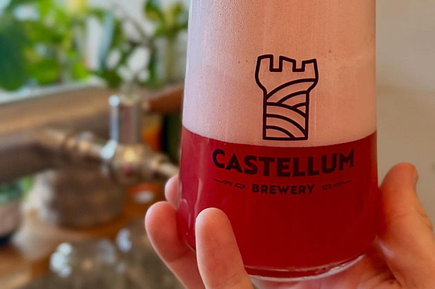 Odkaz na Kristovu krev. Místo zeleného velikonočního piva uvařili v Kostelci rudé