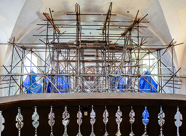 Strop kostela málem spadl farníkům na hlavu, podepřelo ho obří lešení