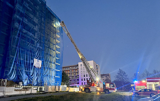 Požár střechy ochromil úřad Prahy 15, nejméně do konce týdne zůstane zavřený