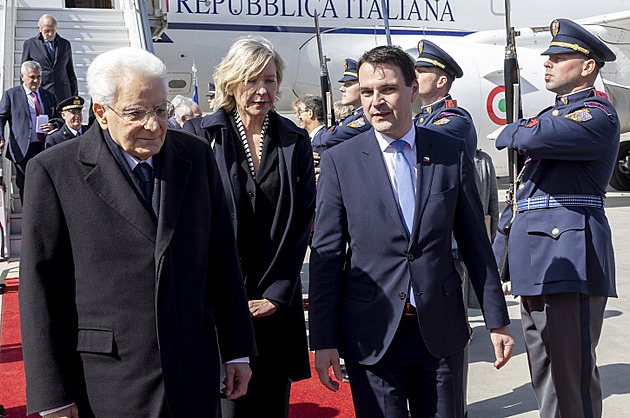 Italský prezident Mattarella přijel za Pavlem, na letišti ho vítal Macinka