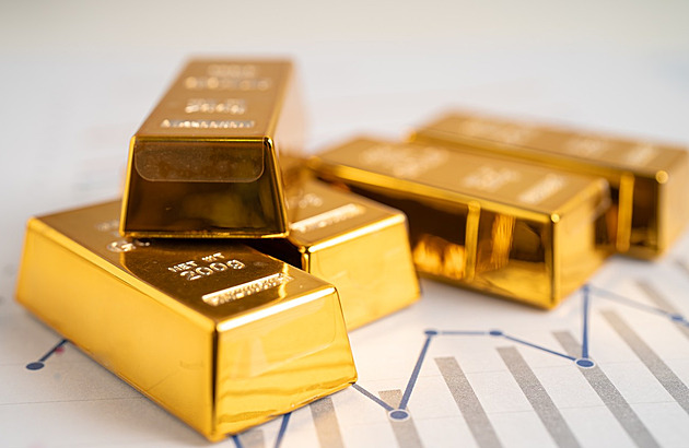 Zlato v době válek a nejistoty: držet, nakupovat, nebo prodávat?