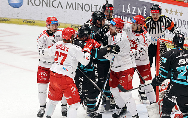 ONLINE: Třinec bojuje proti Varům o postup, Pardubice pak hrají se Spartou