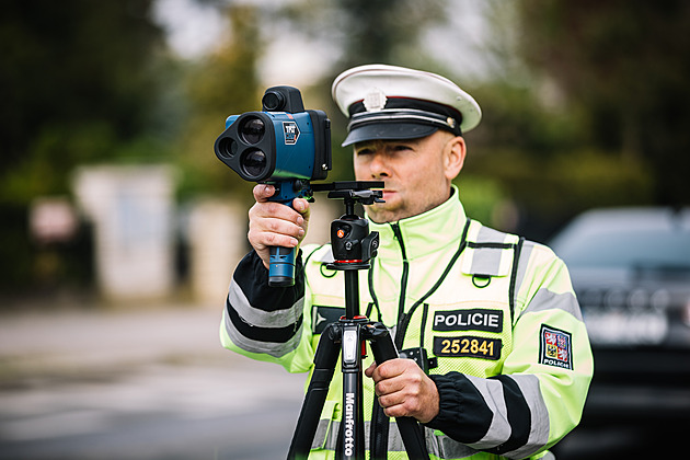 Ani varování nepomohlo. Policie s radary nachytala víc řidičů než loni