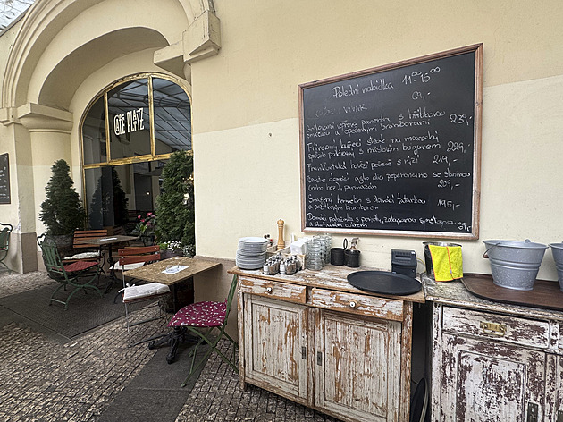 Ceny obědů Pražany neodradí, podniky občas musí regulovat nápor lidí