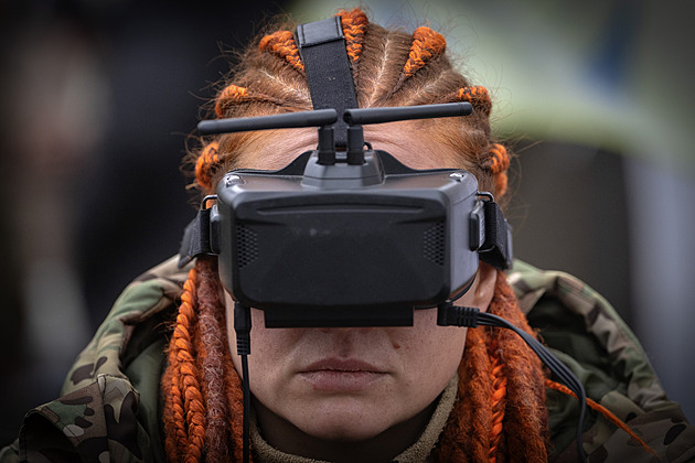 Válka na Ukrajině v mnohém připomíná hraní videoher, píše francouzský tisk