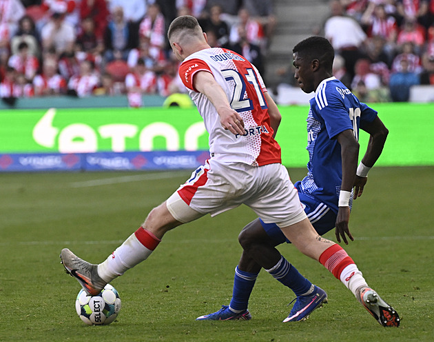 Vyloučení Lurvinka za faul na slávistu Douděru  bylo v pořádku, řekla komise