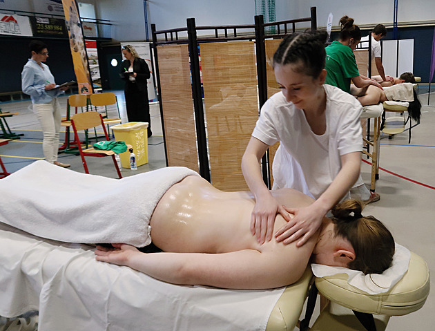 Rozhodují hmaty i celkový dojem. Ve Dvoře Králové se utkali mladí maséři