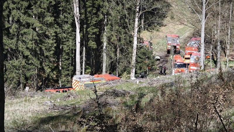 Hoří v Českém Švýcarsku. Kouř z lesa je vidět z velké dálky, hasiči zasahují i s drony