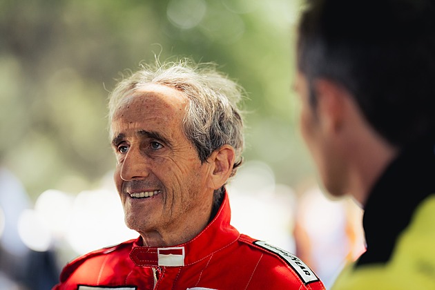 Lupiči vtrhli do domu šampiona formule1 Prosta. Pilota zranili na hlavě