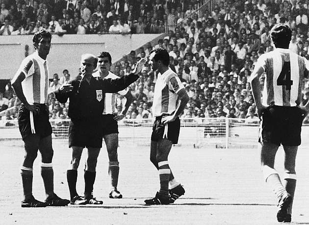 MS 1966: Jedno velké spiknutí! Rozhodčí je parchant, chtěl jsem jen překladatele