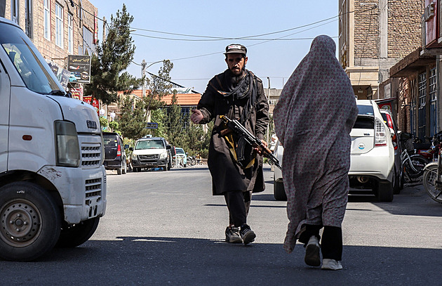 Afghánky musejí nově zakrývat každý centimetr těla, propukly nebývalé protesty