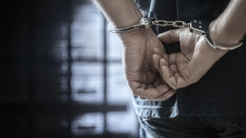 Mladík na internetu vyhrožoval masakrem v Chomutově. Policie ho zadržela