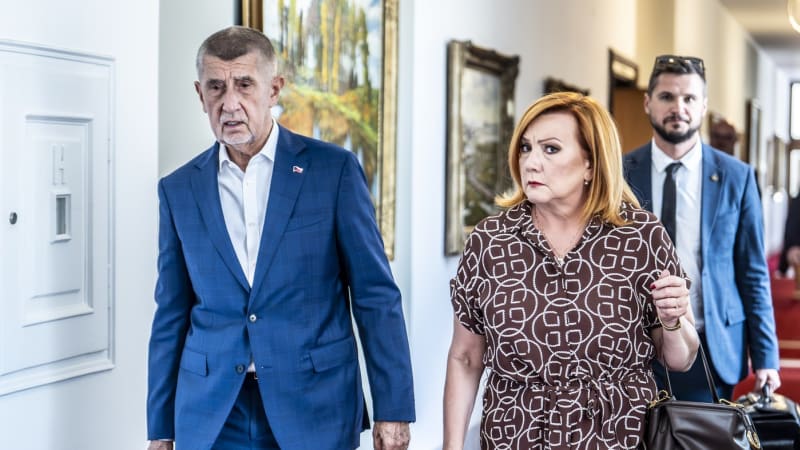 EXKLUZIVNĚ: Volby by vyhrálo ANO. Převaha STAN nad ODS roste, Motoristé mimo Sněmovnu