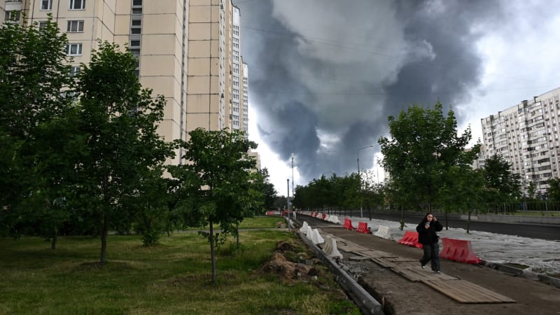 Ničivý úder v ruském týlu: Smršť dronů zasáhla rafinérii i sklad internetového giganta