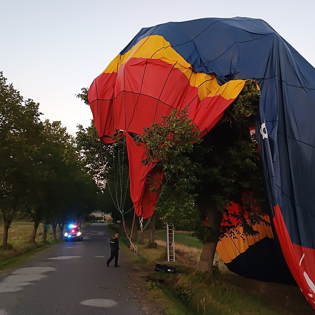 Horkovzdušný balón uvázl v koruně stromu, vysvobodit ho museli hasiči