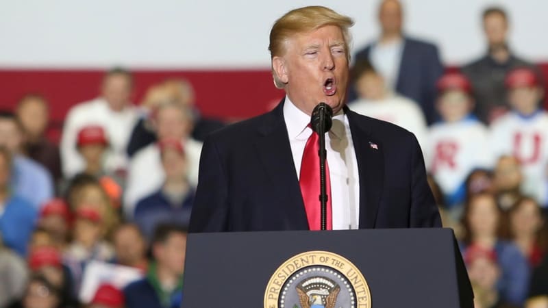 Kennedyho centrum zavírá, oznámil Trump. Soud předtím odmítl vrátit jeho jméno na fasádu budovy