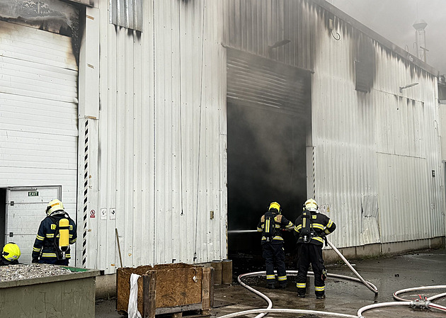 Hasiči předali majiteli vyhořelou halu v Rynholci, vyšetřování pokračuje