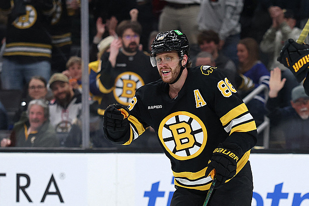 Pastrňák se Zachou asistovali u výhry Bostonu, Vladař se po zákroku zranil