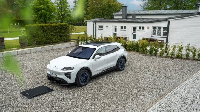 Porsche má první sériově bezdrátové dobíjení auta: velkou nabíjecí podložku už nakonfigurujete i v Česku