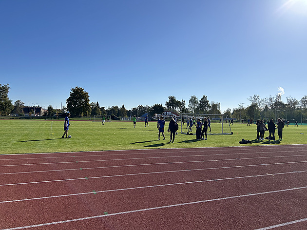 Oživený sportovní areál univerzity má nové kurty, hřiště i ovál. V plánu je hala