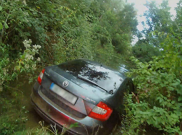 Honička hledaného auta s policisty skončila v řece, test na drogy řidič odmítl