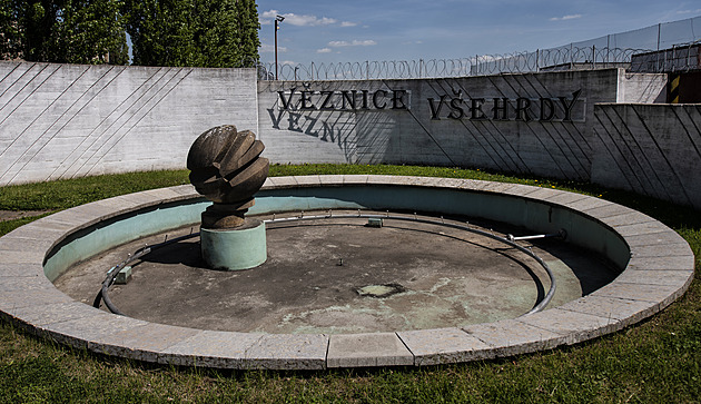 Spolek po 40 letech vypátral autora sochy u věznice, setkání u ní mu zakázali