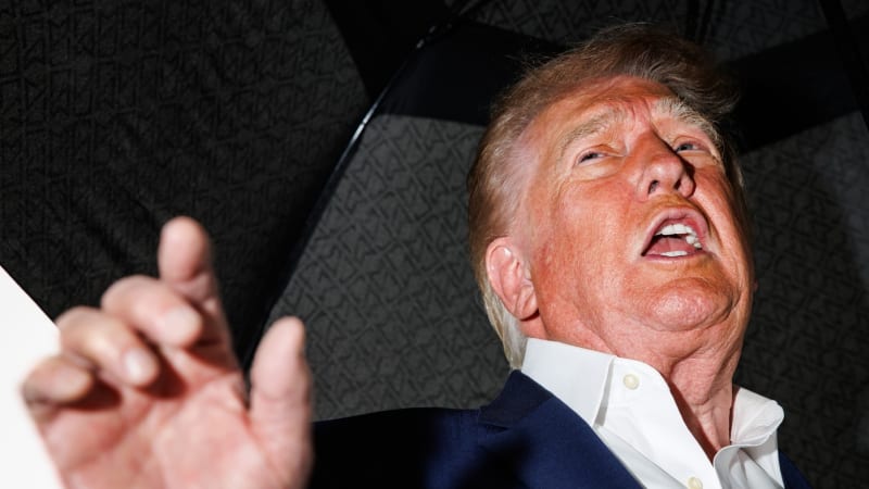 Trump a přední hráči na poli AI podepsali dohodu o regulaci. Závazná je morálně