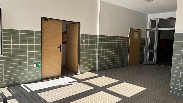 Střelba na poliklinice. Obrovská rána, pak běželi do obchodního centra, líčí svědkyně