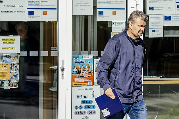 Nedostatky byly v jídelně i před epidemií, říká ředitel. Obnova důvěry potrvá týdny