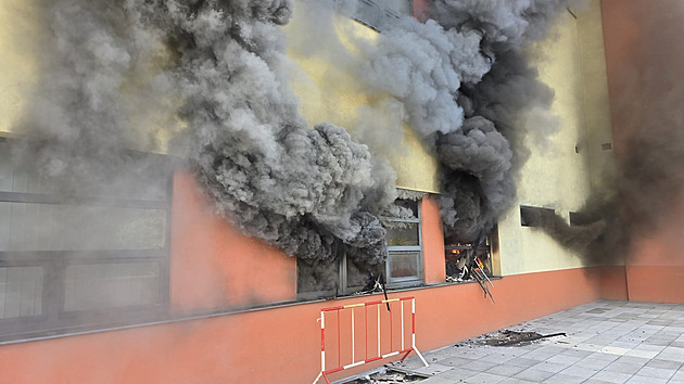 V Praze 6 hořelo v samoobsluze, hasiči vyhlásili druhý stupeň poplachu