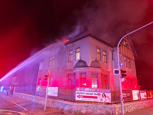 Požár ubytovny v Šumperku. Hasiči evakuovali 14 lidí, škoda přes milion korun