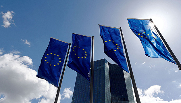 Společný dluh EU rychle roste. Za rok může dosáhnout bilionu eur, uvádí účetní dvůr