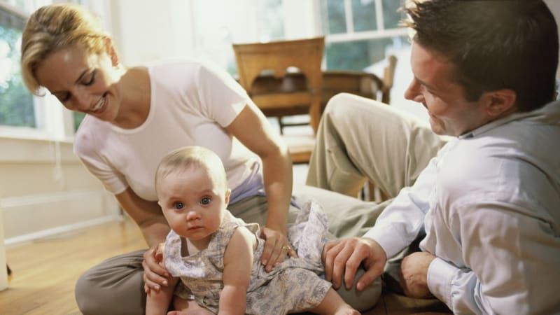 PŘEHLEDNĚ: Vrací se školkovné a také hlídačkovné. Lidem se o desítky tisíc zvedne rodičovská