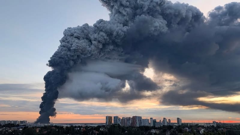 Černý dým se valí nad Petrohradem: Záběry ukazují exploze i ukrajinský nálet na ropný terminál