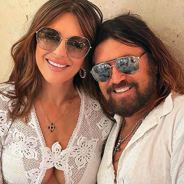 Elizabeth Hurley ukázala prsten. Mluví se o zásnubách s otcem Miley Cyrus