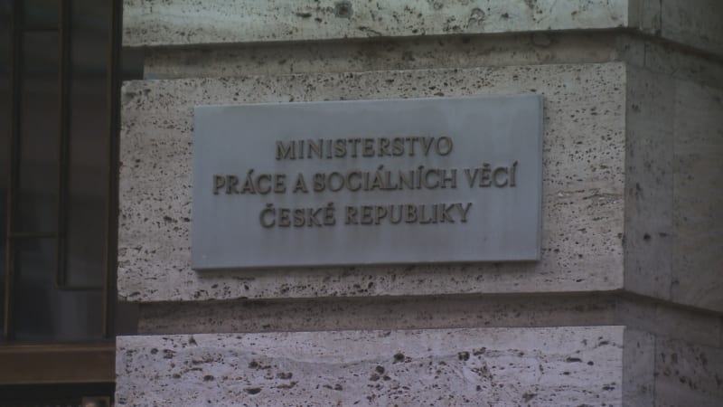 Kam šly miliony pro lidi v nouzi? MPSV nešetří kritikou, garantka mluví o útoku na neziskovky