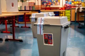 Měli právo volit, komise to ale některým občanům EU neumožnila