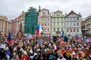 Lidé v centru Prahy vyjadřují podporu veřejnoprávním médiím