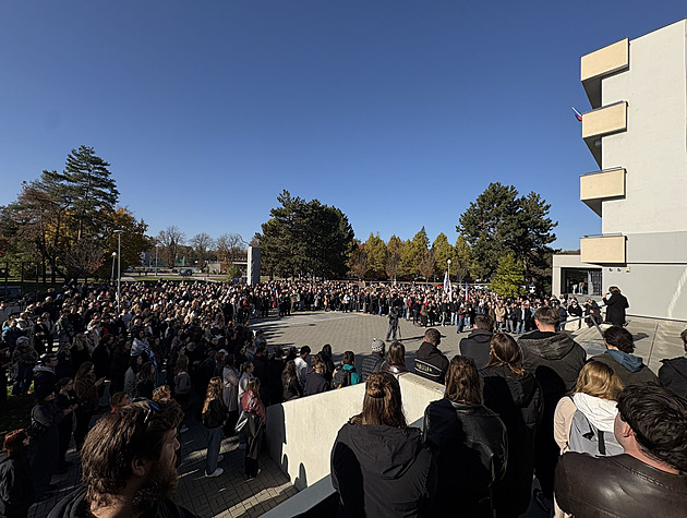 Protest v Olomouci. Nechceme média sloužící vládě, vzkázaly stovky studentů