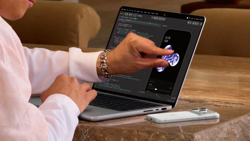 Apple „vylepšil“ Prahu. Do reklamy na MacBook s revolučním displejem přidal mrakodrapy 