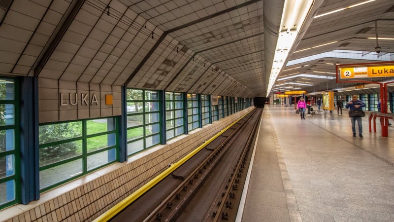 Pád člověka pod metro: Sražený na místě zemřel, policie nehodu vyšetřuje